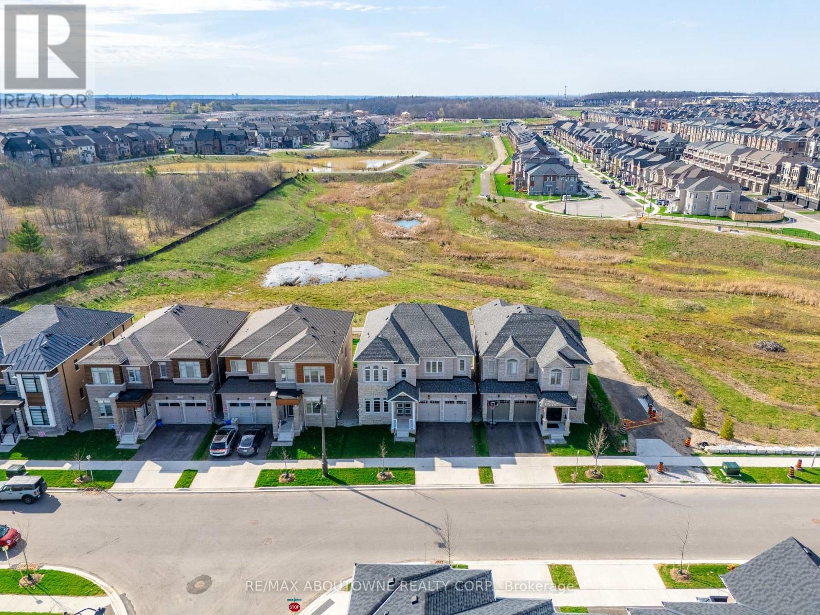 












37 NORTH PARK BOULEVARD

,
Oakville (GO Glenorchy),




Ontario
L6M0W8

