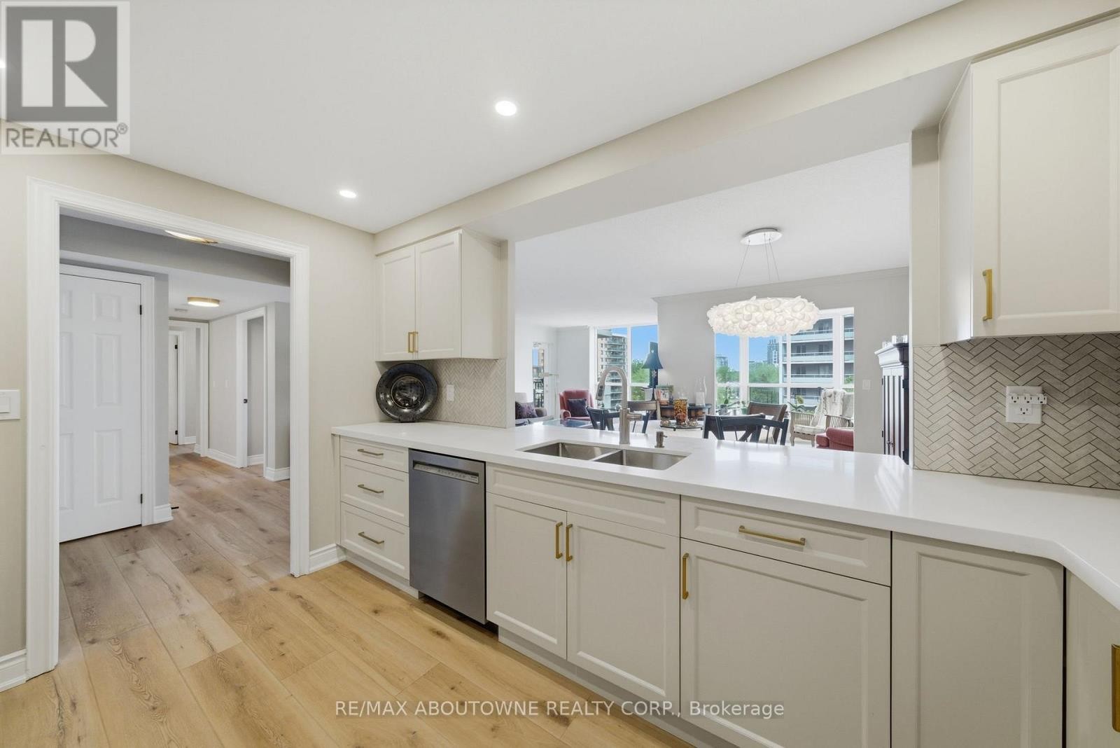 












606 - 442 MAPLE AVE. AVENUE

,
Burlington (Brant),




Ontario
L7S2L7

