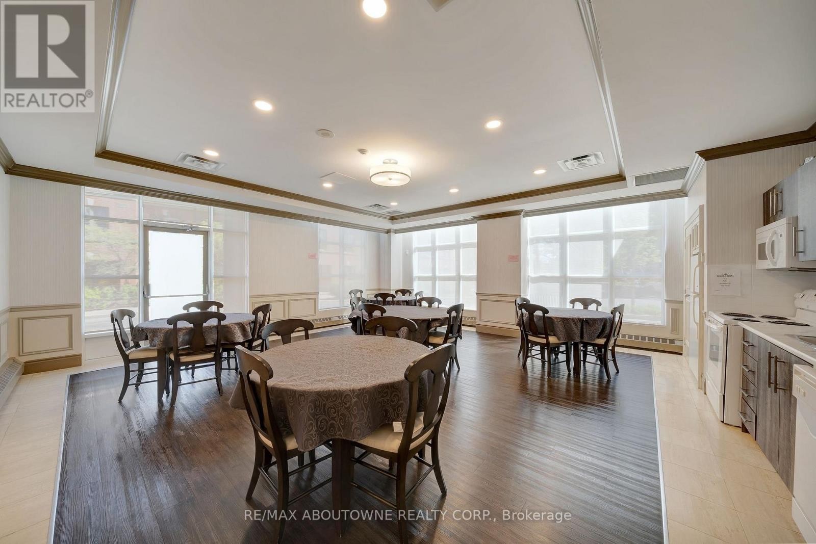 












606 - 442 MAPLE AVE. AVENUE

,
Burlington (Brant),




Ontario
L7S2L7

