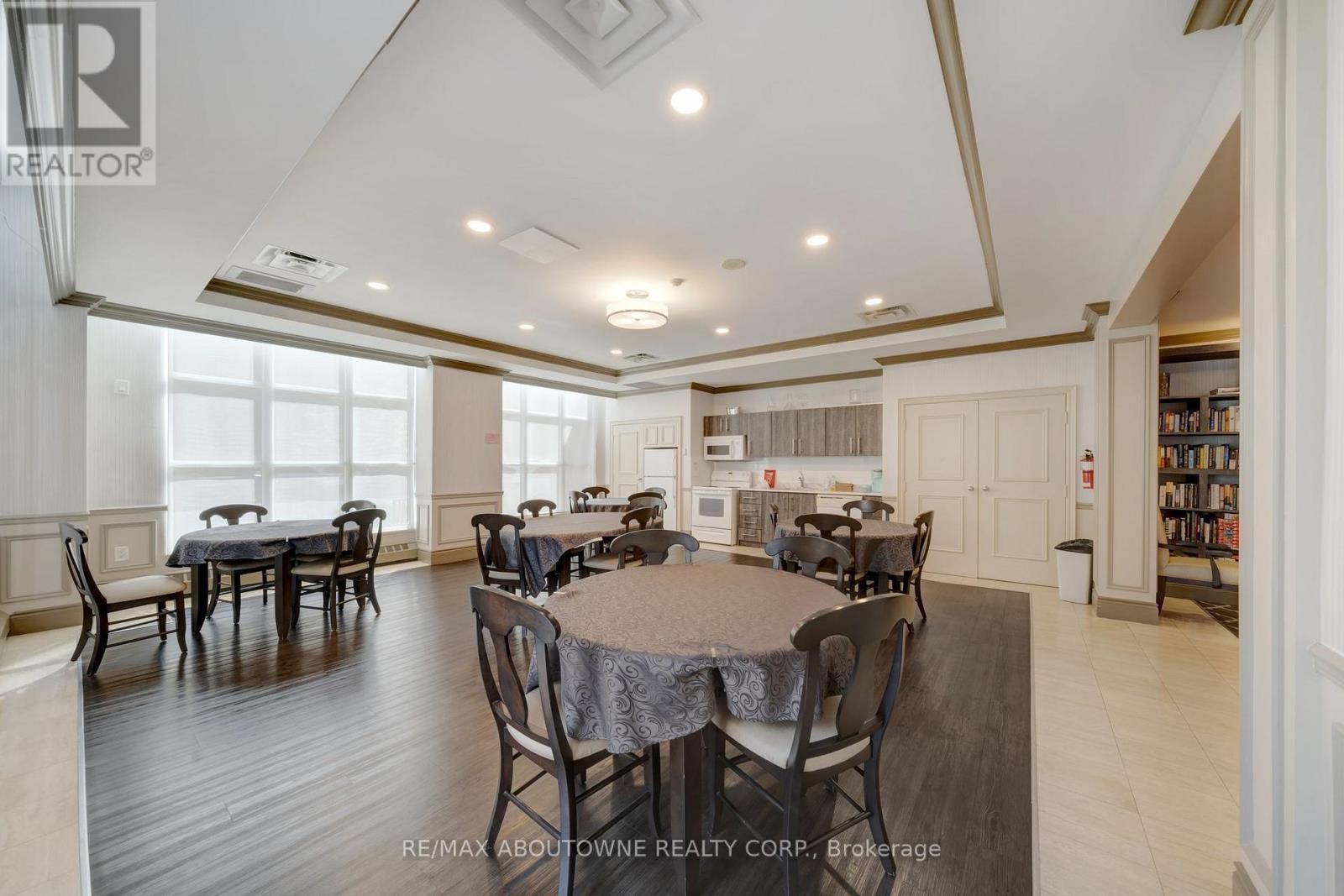 












606 - 442 MAPLE AVE. AVENUE

,
Burlington (Brant),




Ontario
L7S2L7

