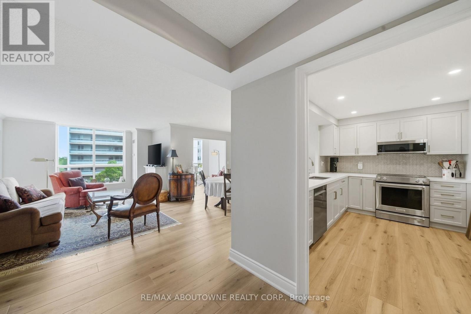 












606 - 442 MAPLE AVE. AVENUE

,
Burlington (Brant),




Ontario
L7S2L7

