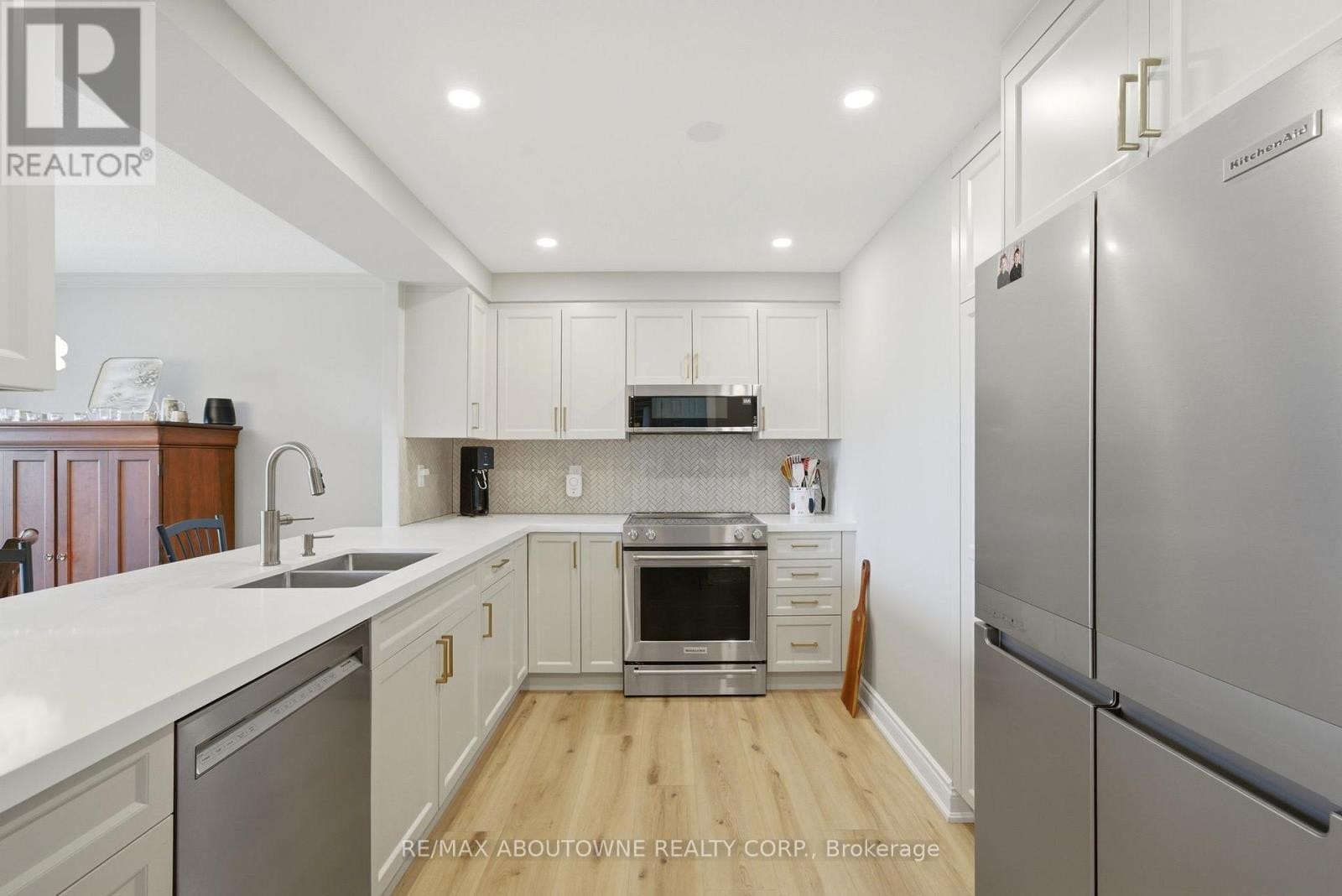 












606 - 442 MAPLE AVE. AVENUE

,
Burlington (Brant),




Ontario
L7S2L7

