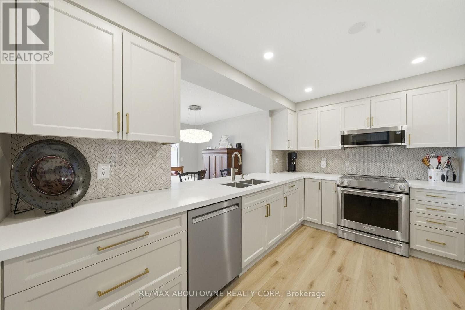 












606 - 442 MAPLE AVE. AVENUE

,
Burlington (Brant),




Ontario
L7S2L7


