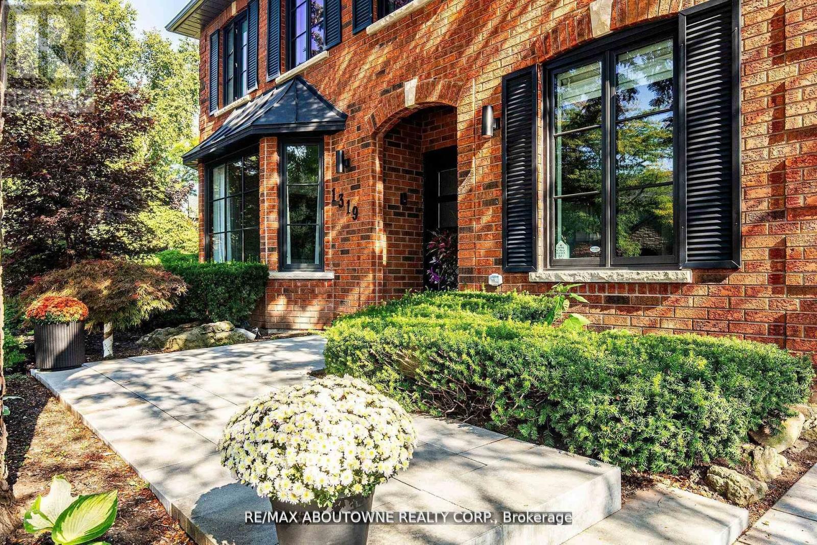 












1319 GREENEAGLE DRIVE

,
Oakville (GA Glen Abbey),




Ontario
L6M2N1

