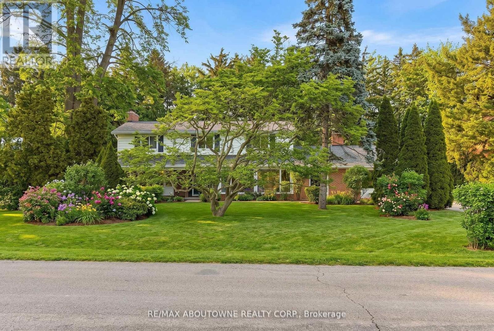 












145 WOLFDALE AVENUE

,
Oakville (SW Southwest),




Ontario
L6L4R9

