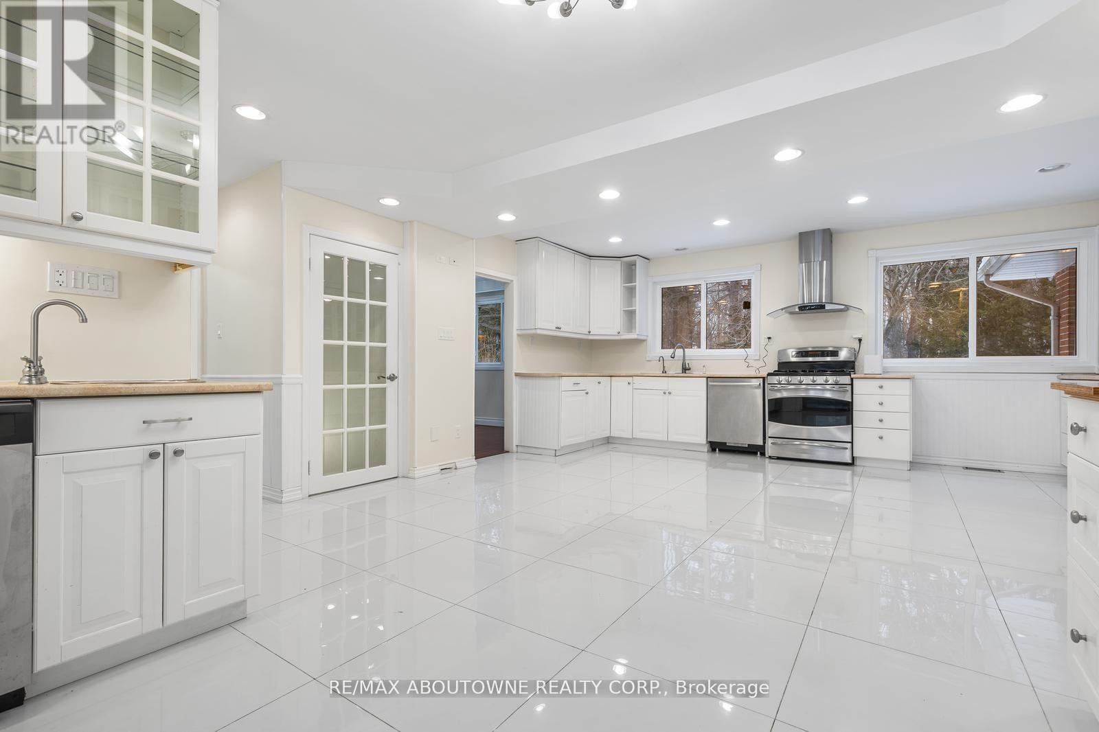 












145 WOLFDALE AVENUE

,
Oakville (SW Southwest),




Ontario
L6L4R9


