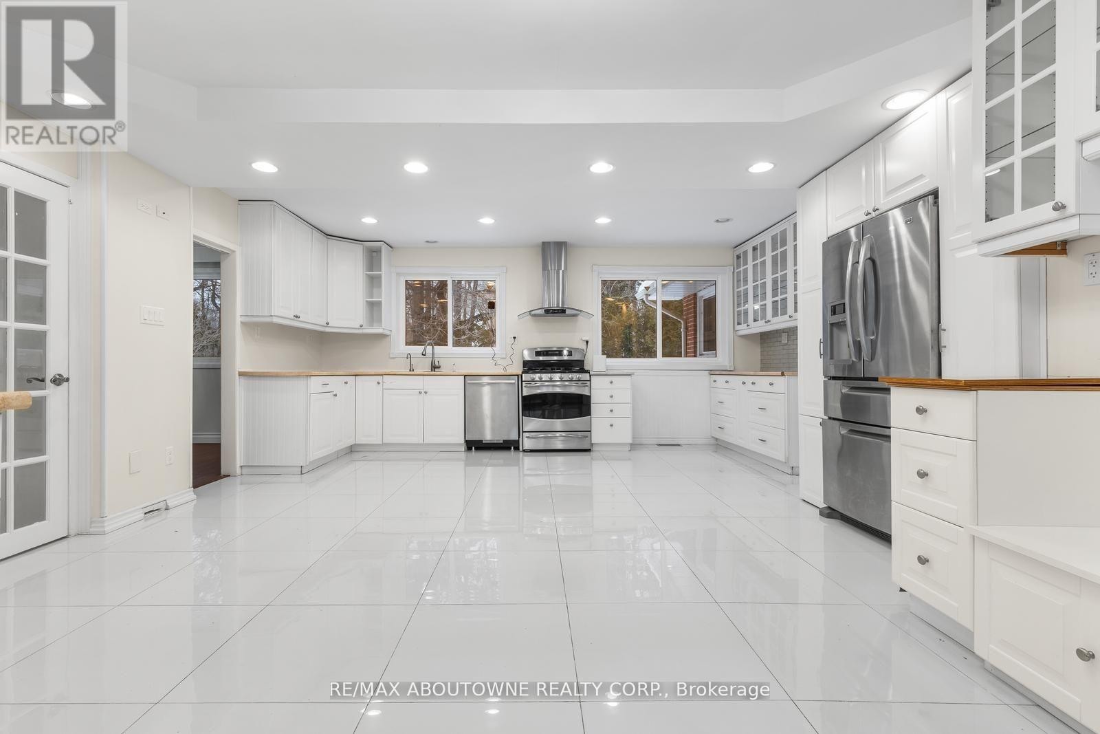 












145 WOLFDALE AVENUE

,
Oakville (SW Southwest),




Ontario
L6L4R9

