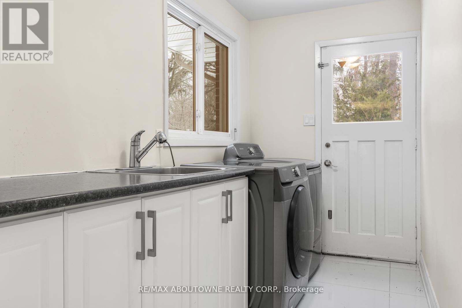 












145 WOLFDALE AVENUE

,
Oakville (SW Southwest),




Ontario
L6L4R9

