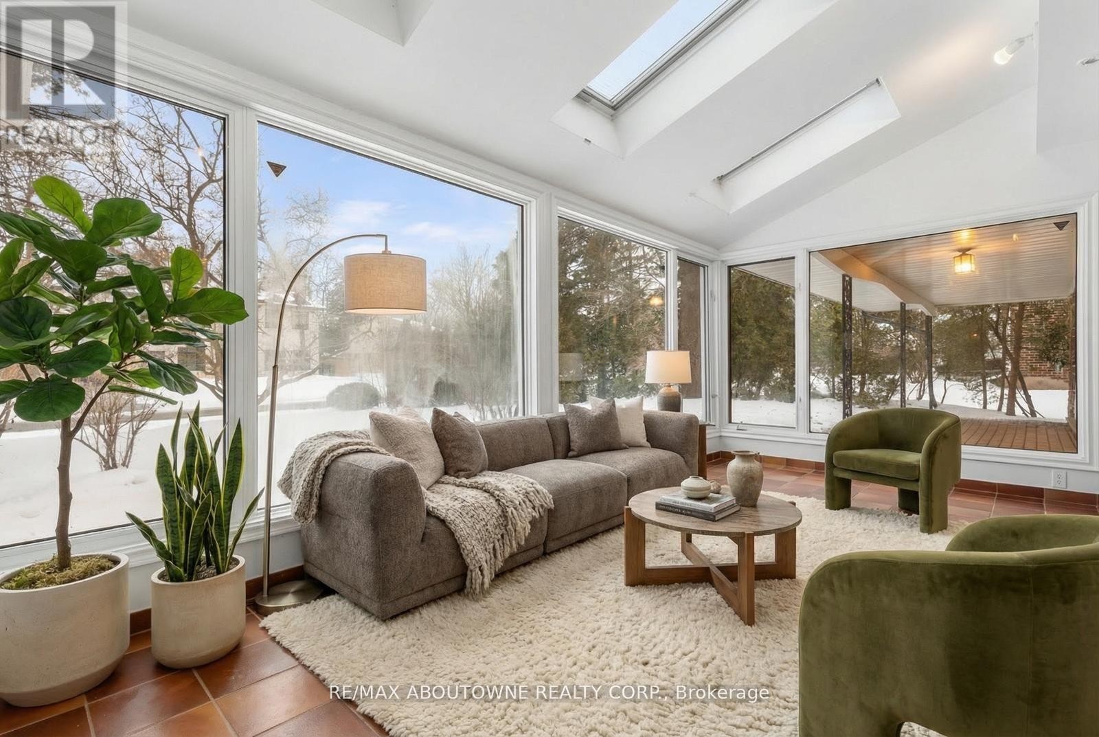












145 WOLFDALE AVENUE

,
Oakville (SW Southwest),




Ontario
L6L4R9

