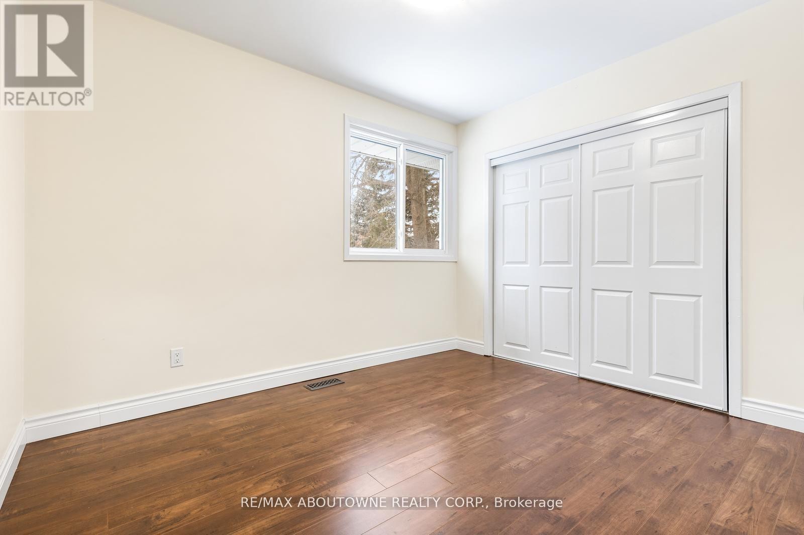 












145 WOLFDALE AVENUE

,
Oakville (SW Southwest),




Ontario
L6L4R9

