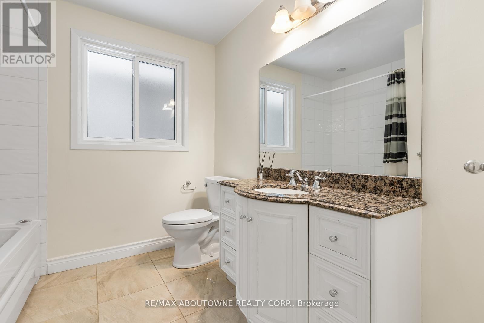 












145 WOLFDALE AVENUE

,
Oakville (SW Southwest),




Ontario
L6L4R9

