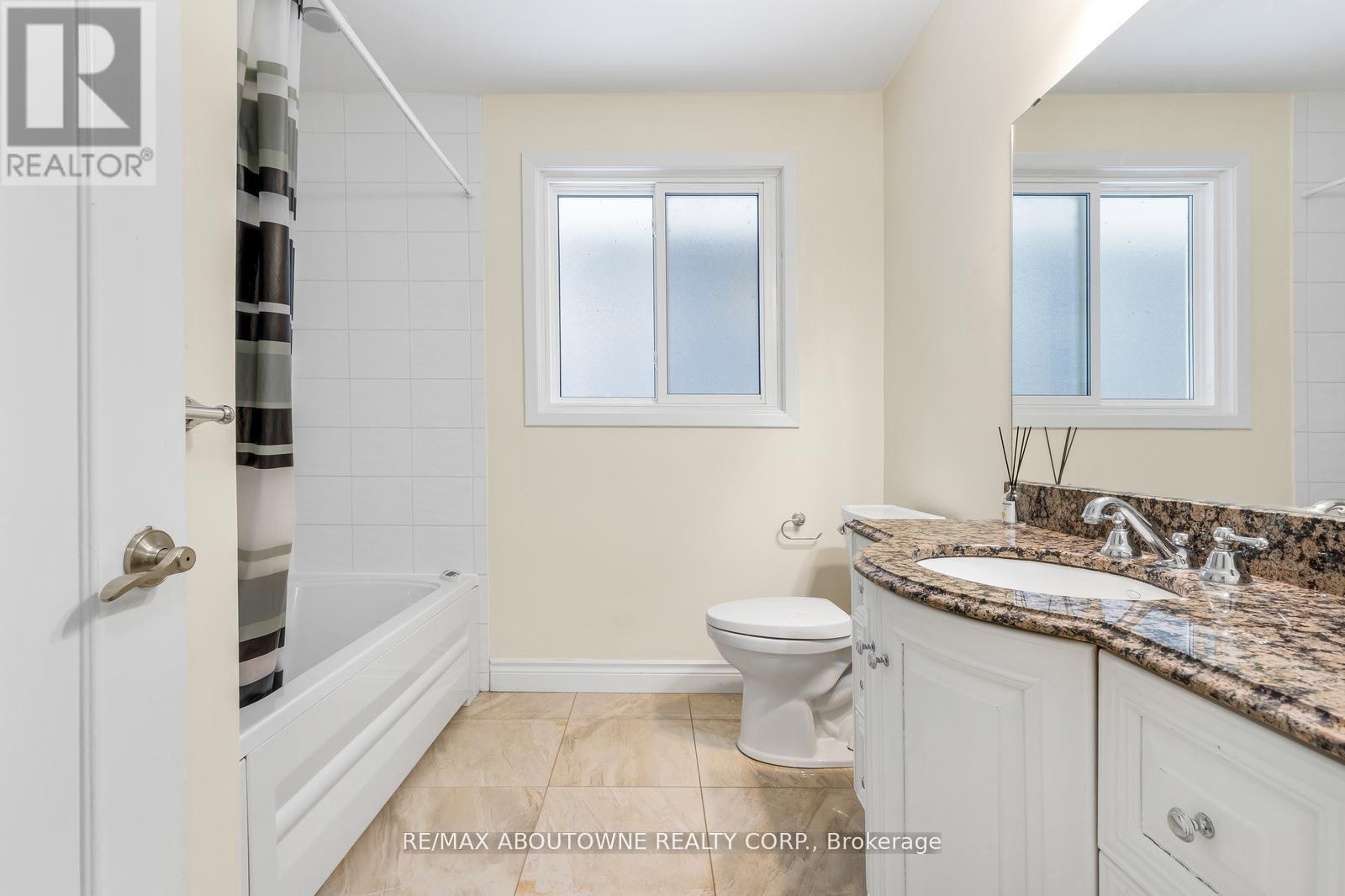 












145 WOLFDALE AVENUE

,
Oakville (SW Southwest),




Ontario
L6L4R9


