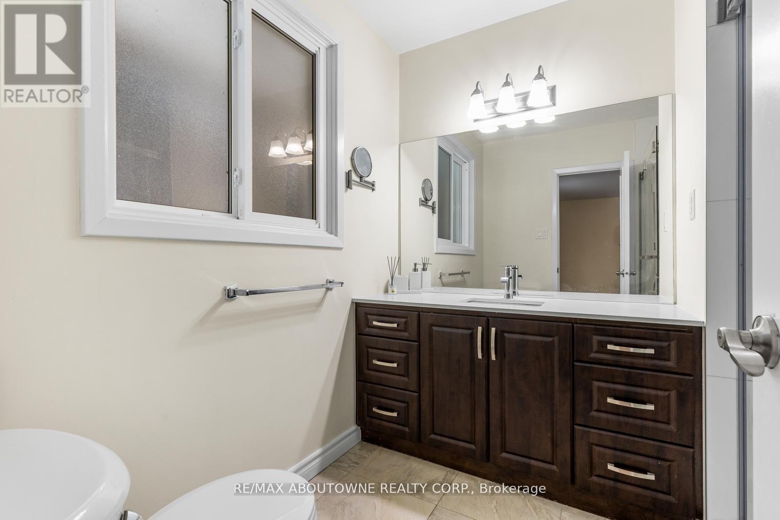 












145 WOLFDALE AVENUE

,
Oakville (SW Southwest),




Ontario
L6L4R9

