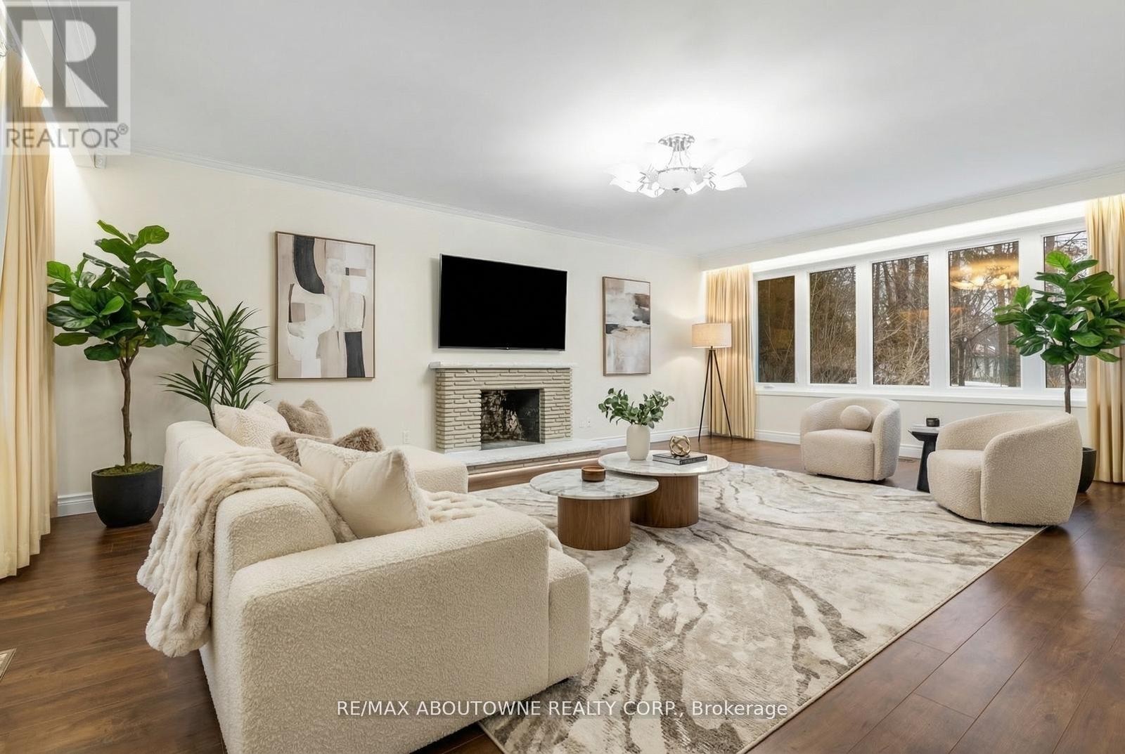 












145 WOLFDALE AVENUE

,
Oakville (SW Southwest),




Ontario
L6L4R9

