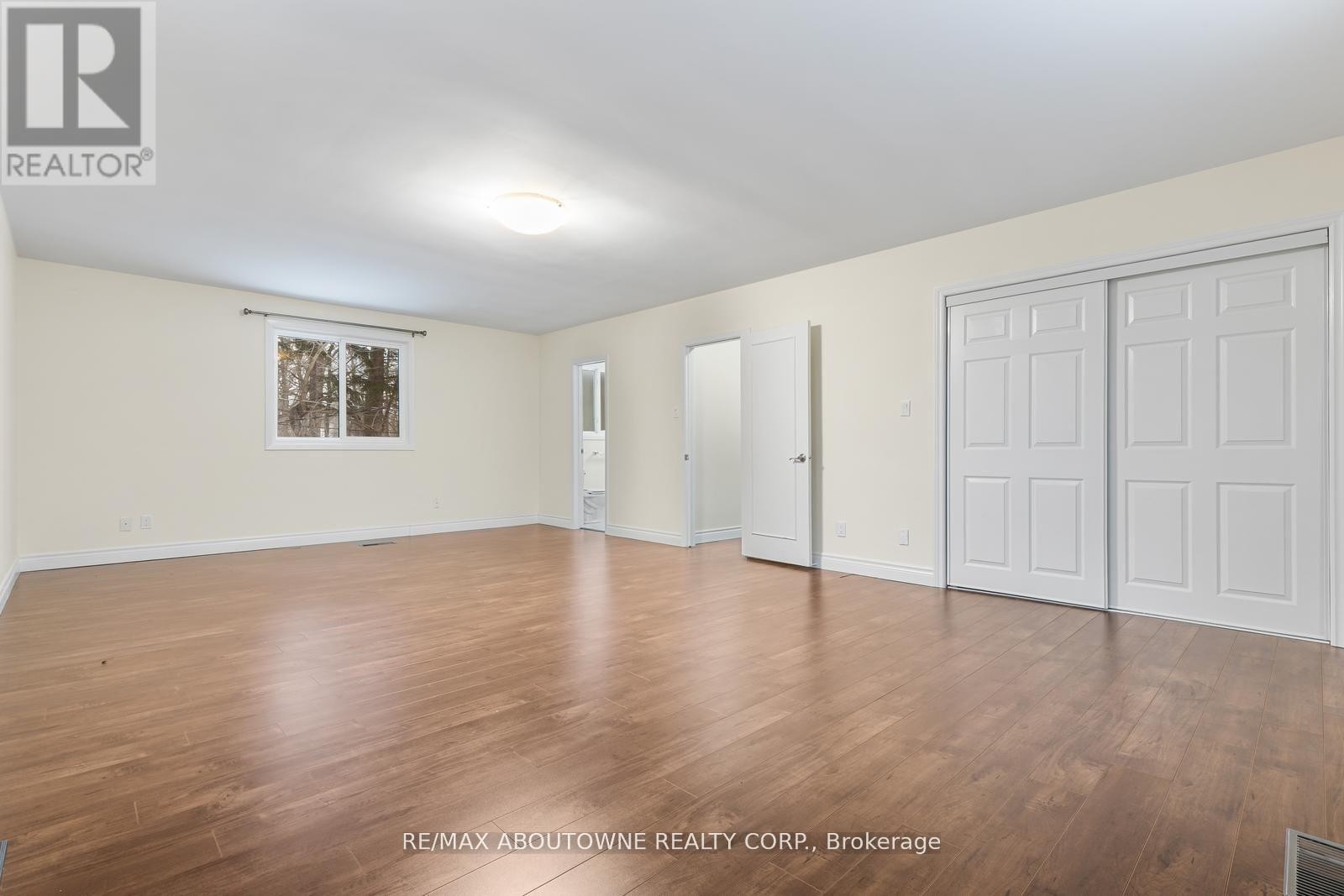 












145 WOLFDALE AVENUE

,
Oakville (SW Southwest),




Ontario
L6L4R9

