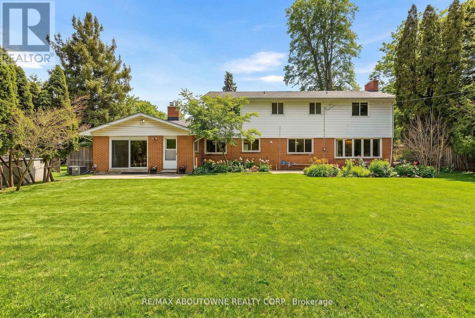 












145 WOLFDALE AVENUE

,
Oakville (SW Southwest),




Ontario
L6L4R9

