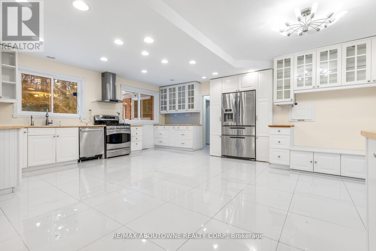 












145 WOLFDALE AVENUE

,
Oakville (SW Southwest),




Ontario
L6L4R9

