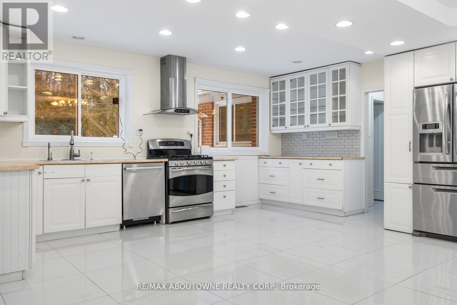 












145 WOLFDALE AVENUE

,
Oakville (SW Southwest),




Ontario
L6L4R9


