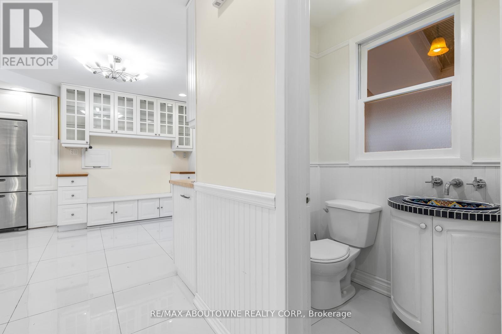 












145 WOLFDALE AVENUE

,
Oakville (SW Southwest),




Ontario
L6L4R9

