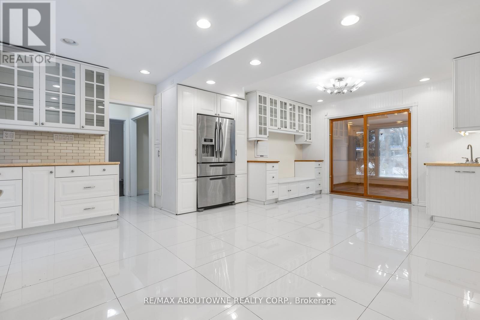 












145 WOLFDALE AVENUE

,
Oakville (SW Southwest),




Ontario
L6L4R9

