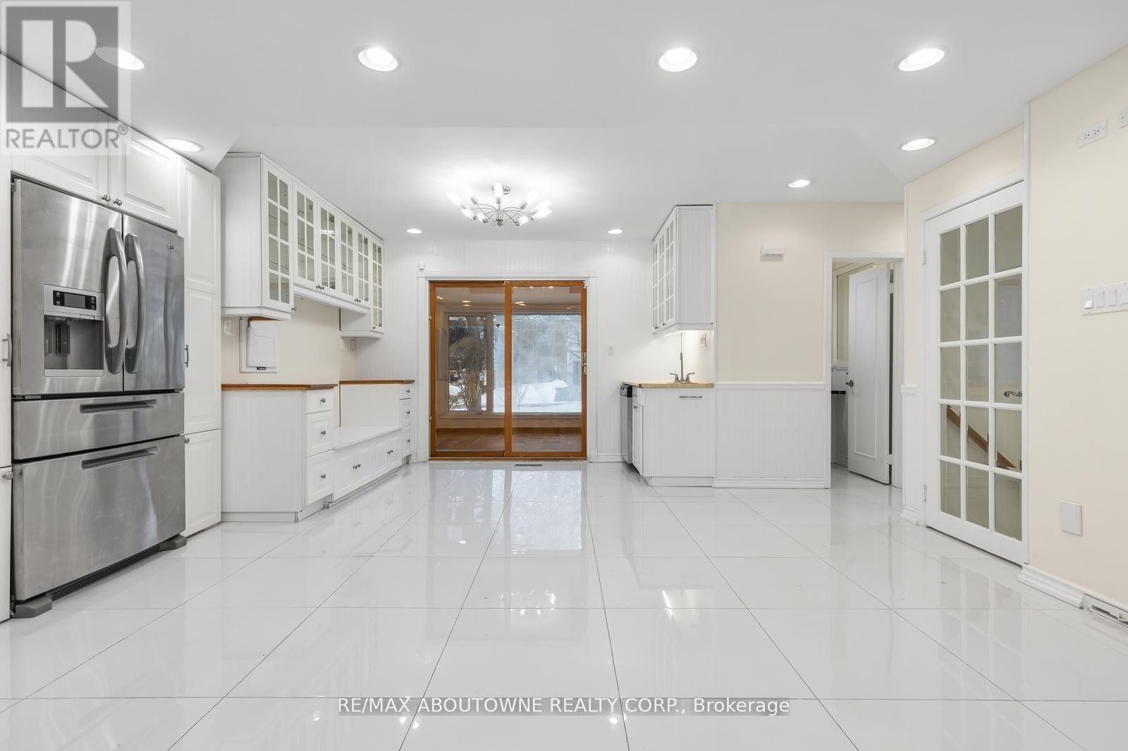 












145 WOLFDALE AVENUE

,
Oakville (SW Southwest),




Ontario
L6L4R9

