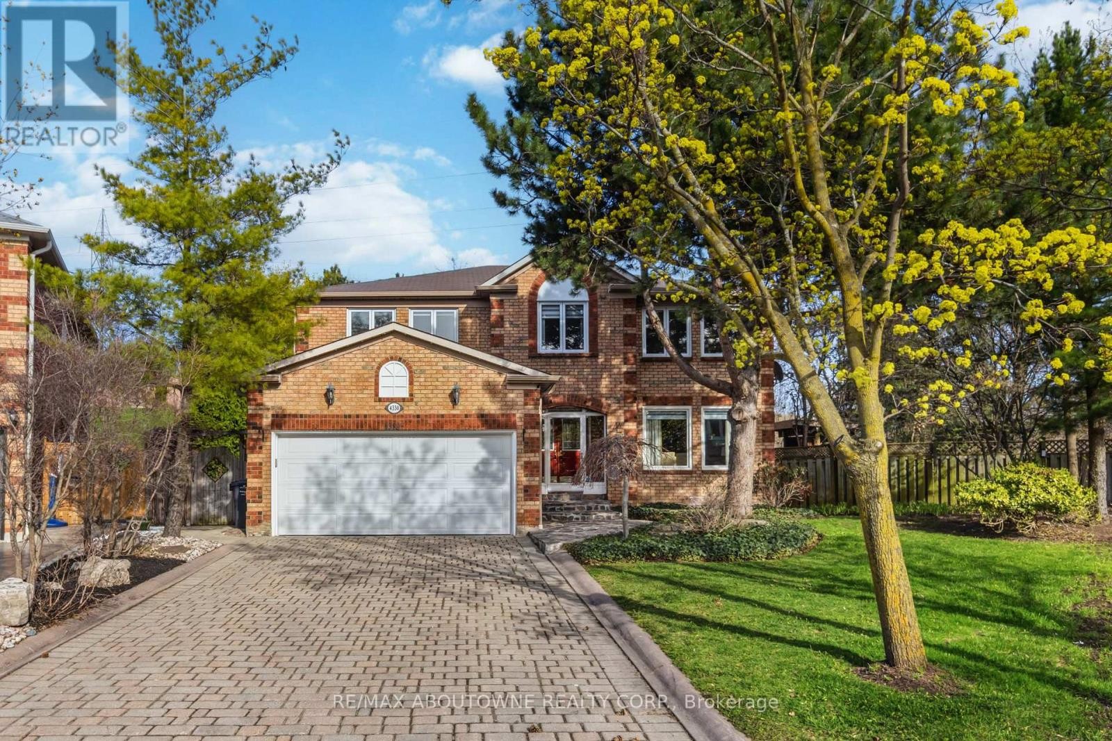 












4330 SPINNINGDALE COURT

,
Mississauga (East Credit),




Ontario
L5M3J8

