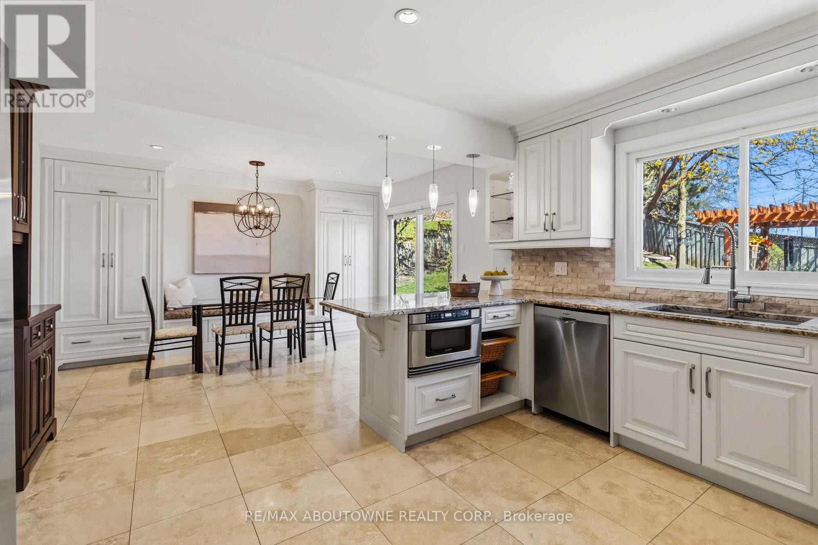 












4330 SPINNINGDALE COURT

,
Mississauga (East Credit),




Ontario
L5M3J8

