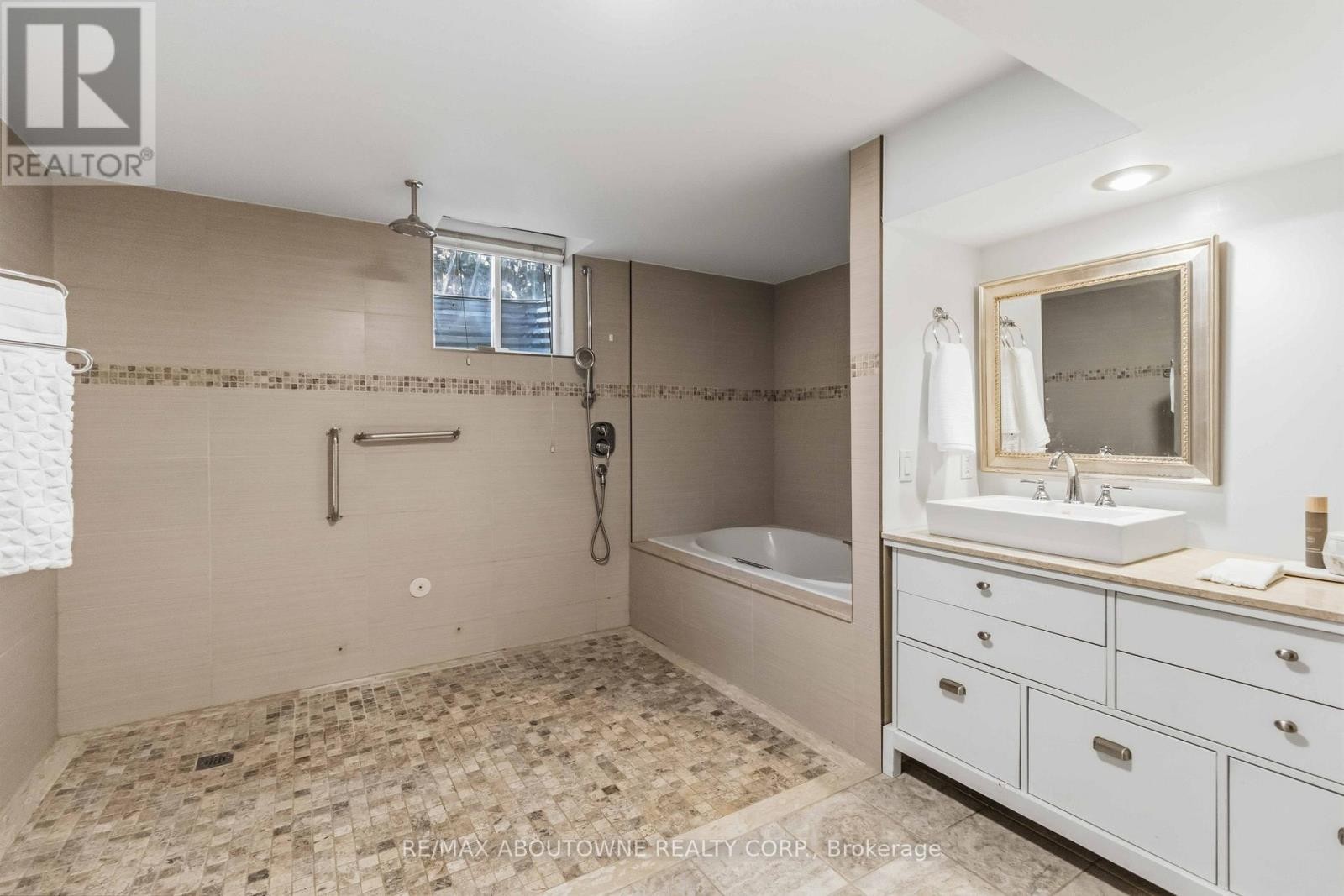 












4330 SPINNINGDALE COURT

,
Mississauga (East Credit),




Ontario
L5M3J8

