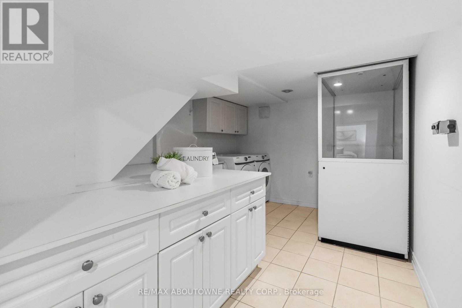 












4330 SPINNINGDALE COURT

,
Mississauga (East Credit),




Ontario
L5M3J8

