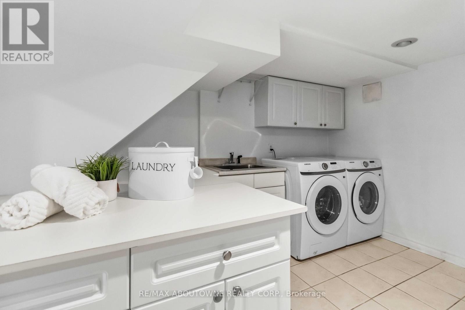 












4330 SPINNINGDALE COURT

,
Mississauga (East Credit),




Ontario
L5M3J8

