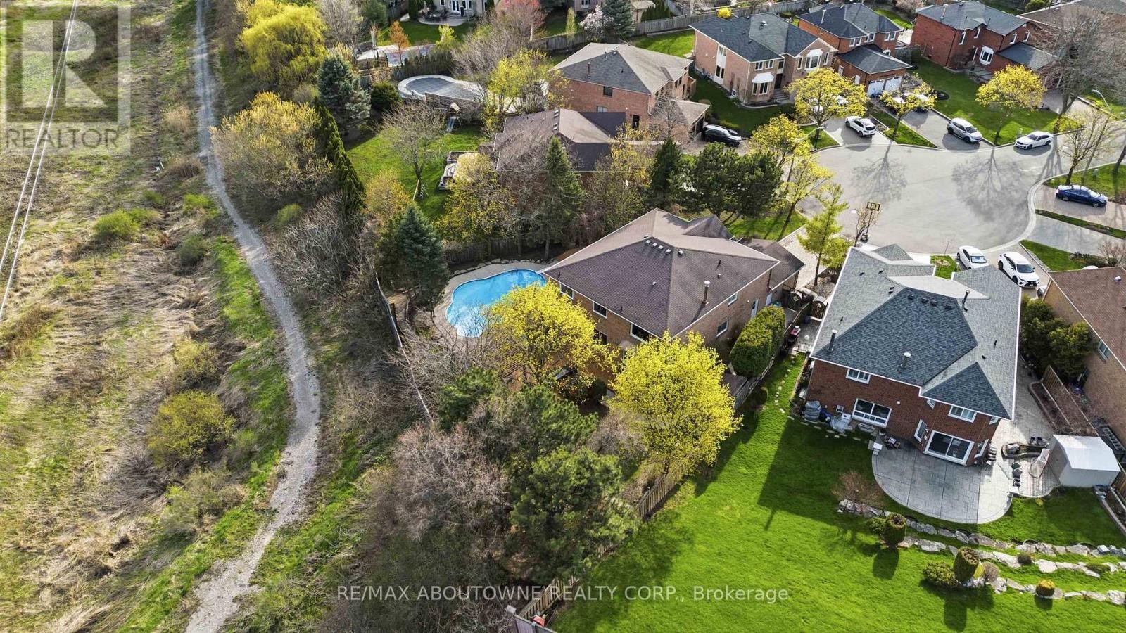 












4330 SPINNINGDALE COURT

,
Mississauga (East Credit),




Ontario
L5M3J8

