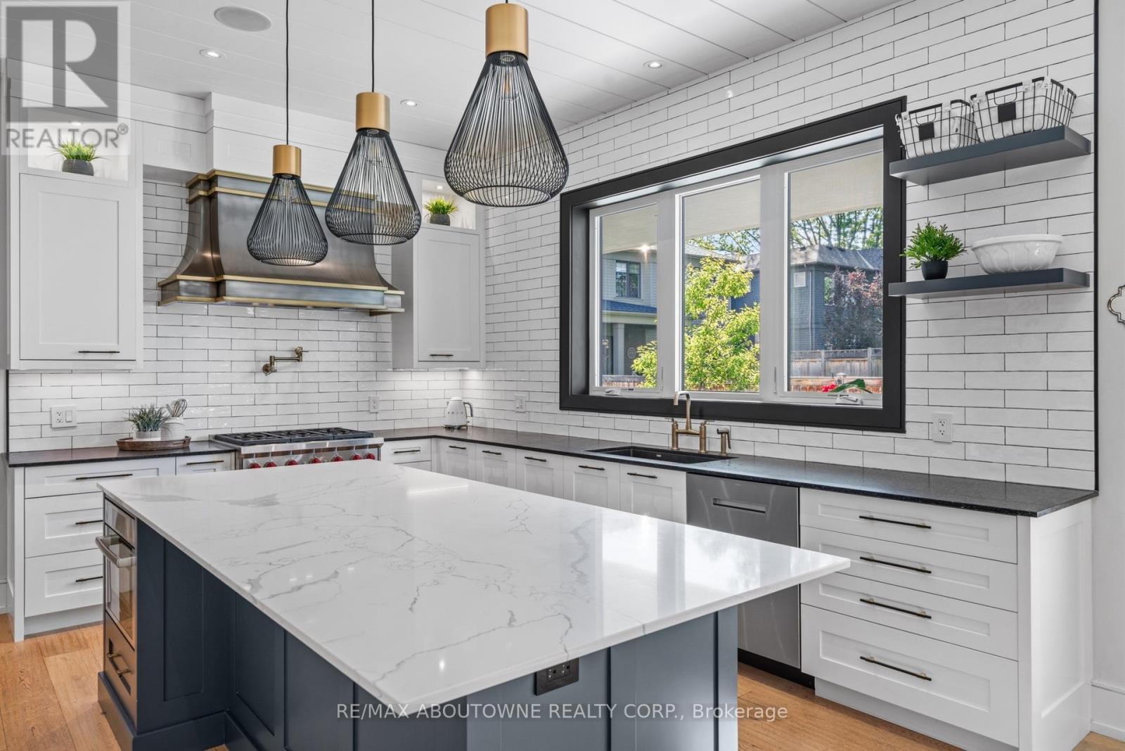 












489 LAKESHORE ROAD W

,
Oakville (SW Southwest),




Ontario
L6K1G4

