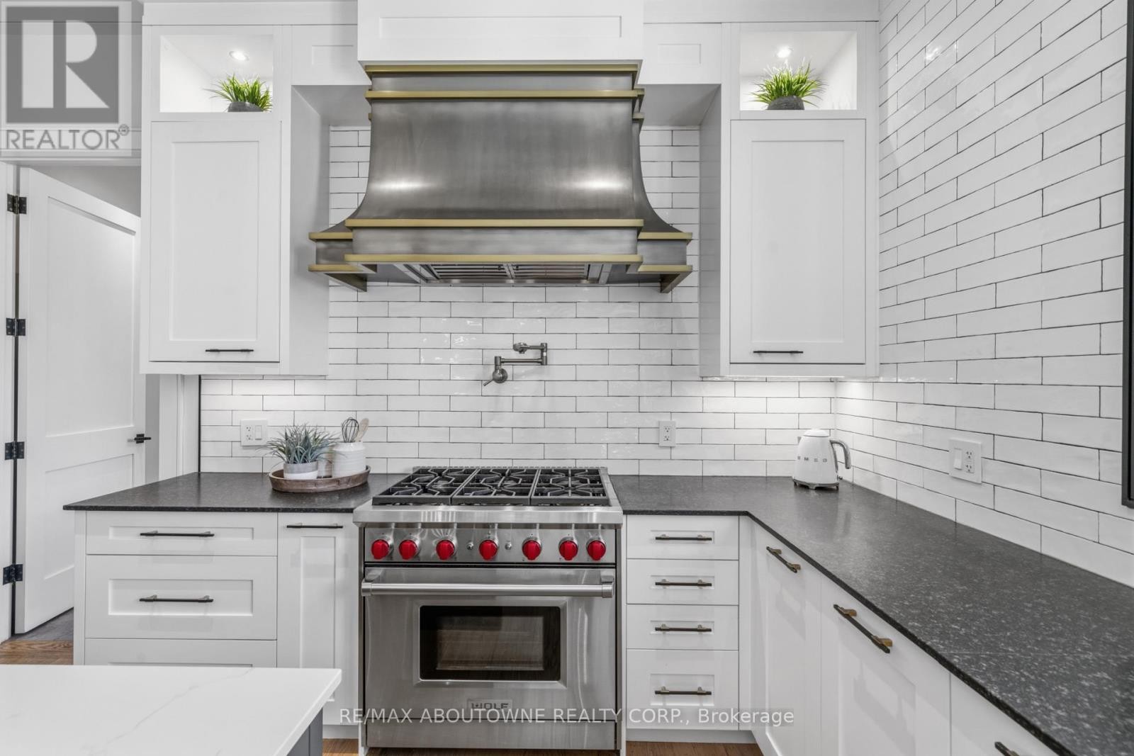 












489 LAKESHORE ROAD W

,
Oakville (SW Southwest),




Ontario
L6K1G4

