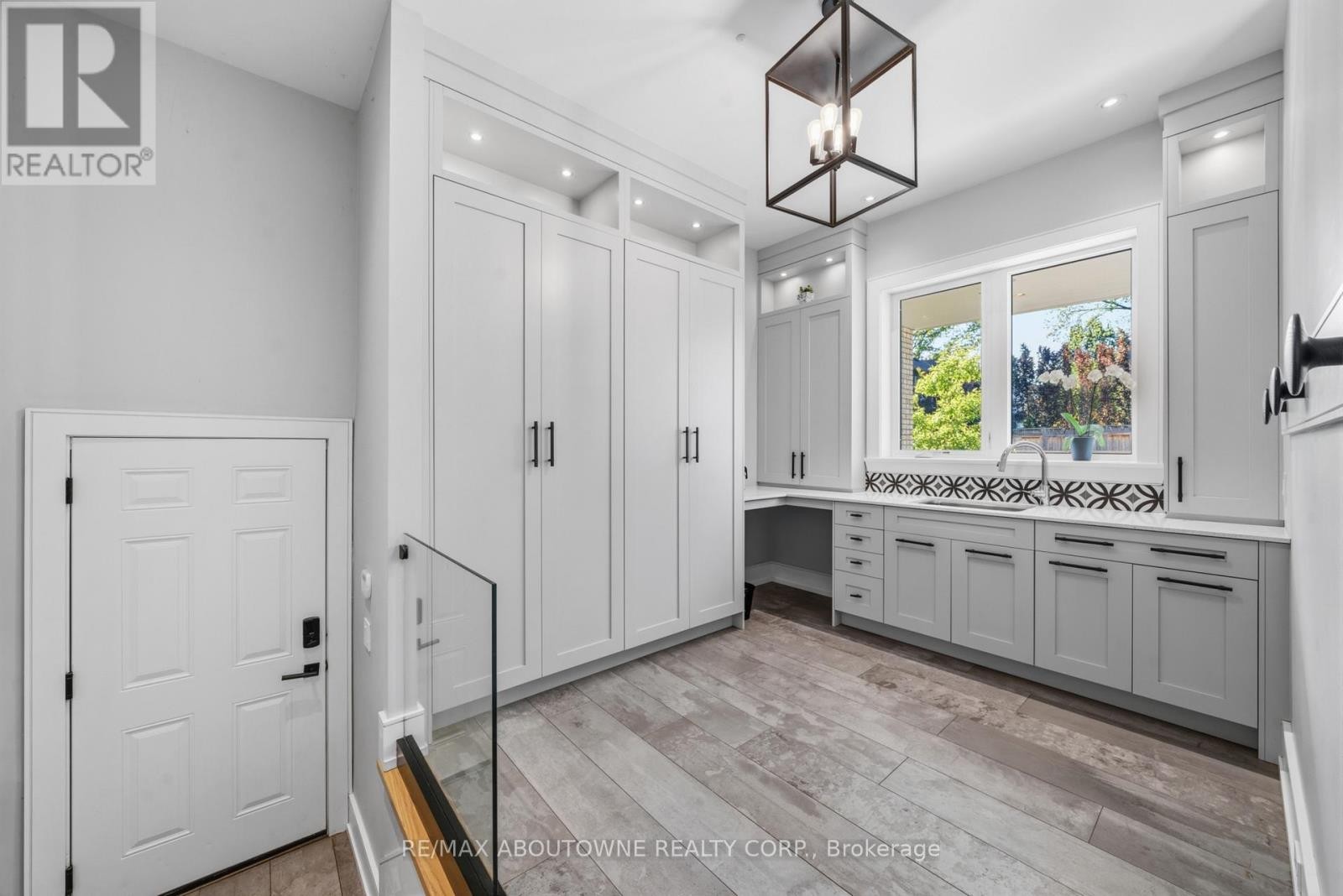 












489 LAKESHORE ROAD W

,
Oakville (SW Southwest),




Ontario
L6K1G4

