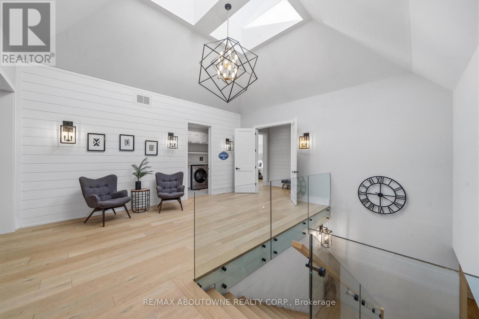 












489 LAKESHORE ROAD W

,
Oakville (SW Southwest),




Ontario
L6K1G4

