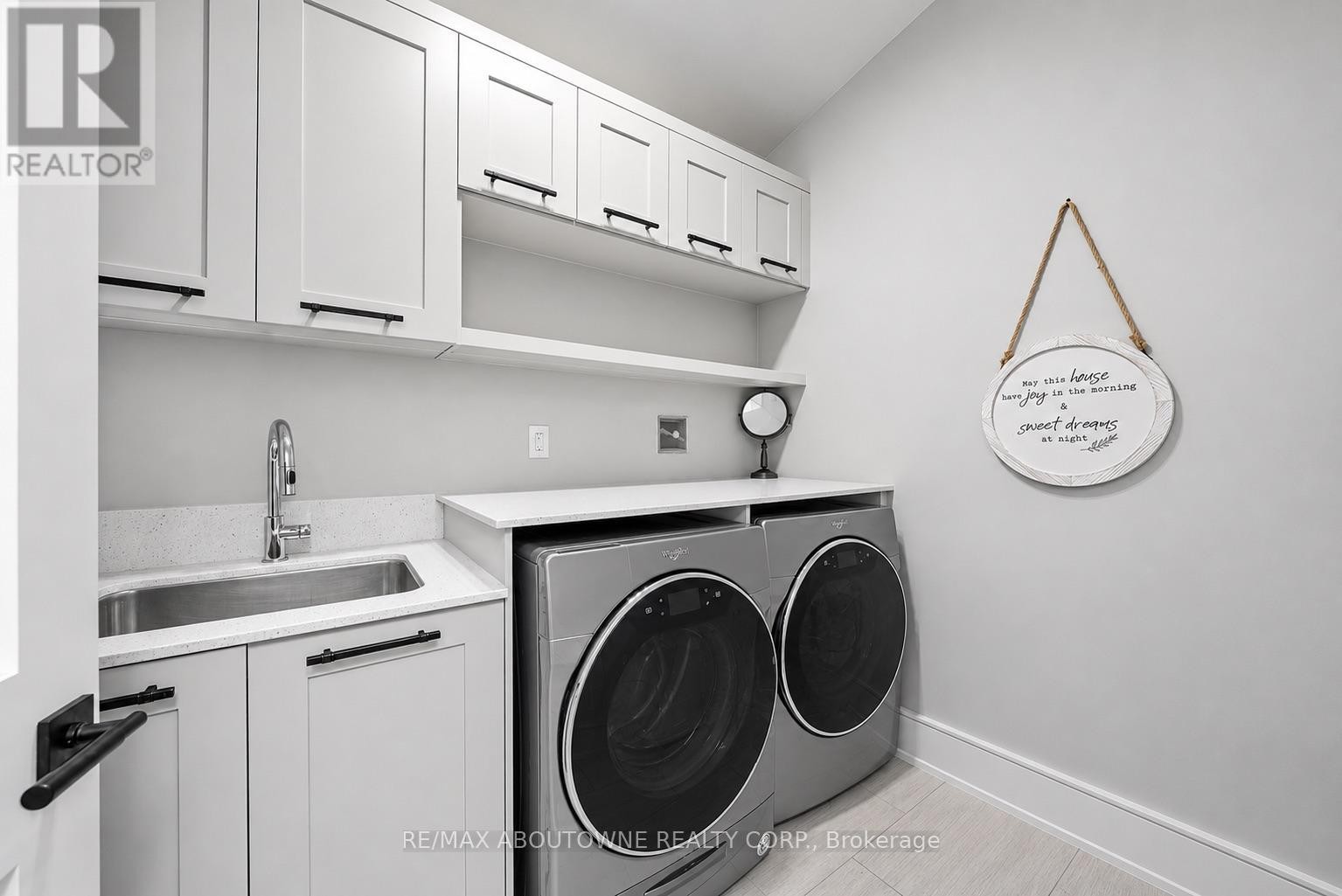 












489 LAKESHORE ROAD W

,
Oakville (SW Southwest),




Ontario
L6K1G4

