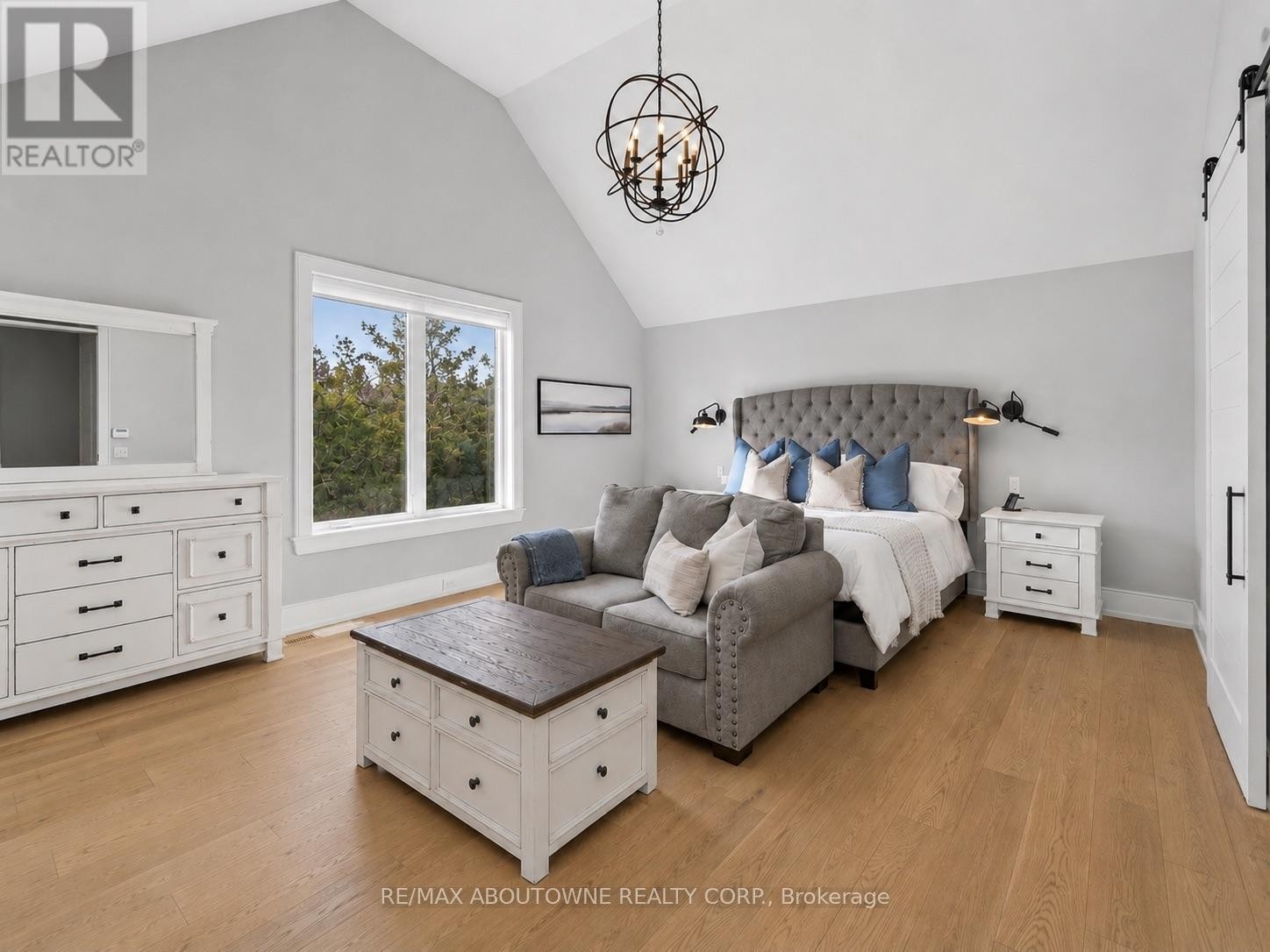 












489 LAKESHORE ROAD W

,
Oakville (SW Southwest),




Ontario
L6K1G4

