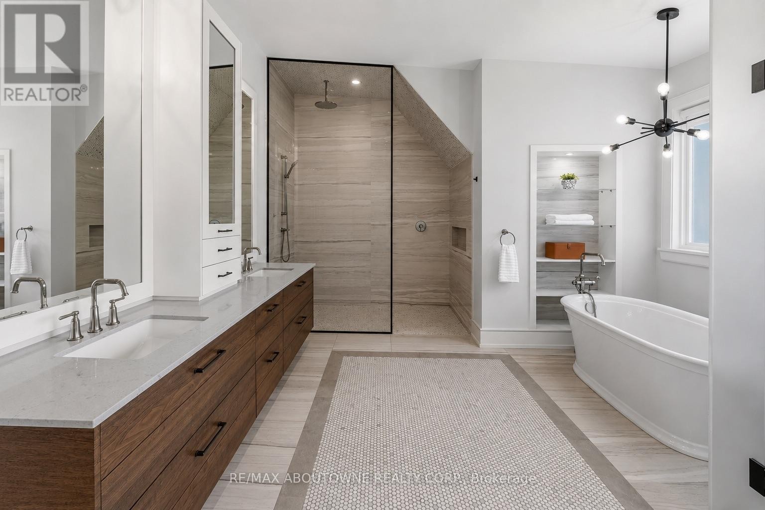 












489 LAKESHORE ROAD W

,
Oakville (SW Southwest),




Ontario
L6K1G4

