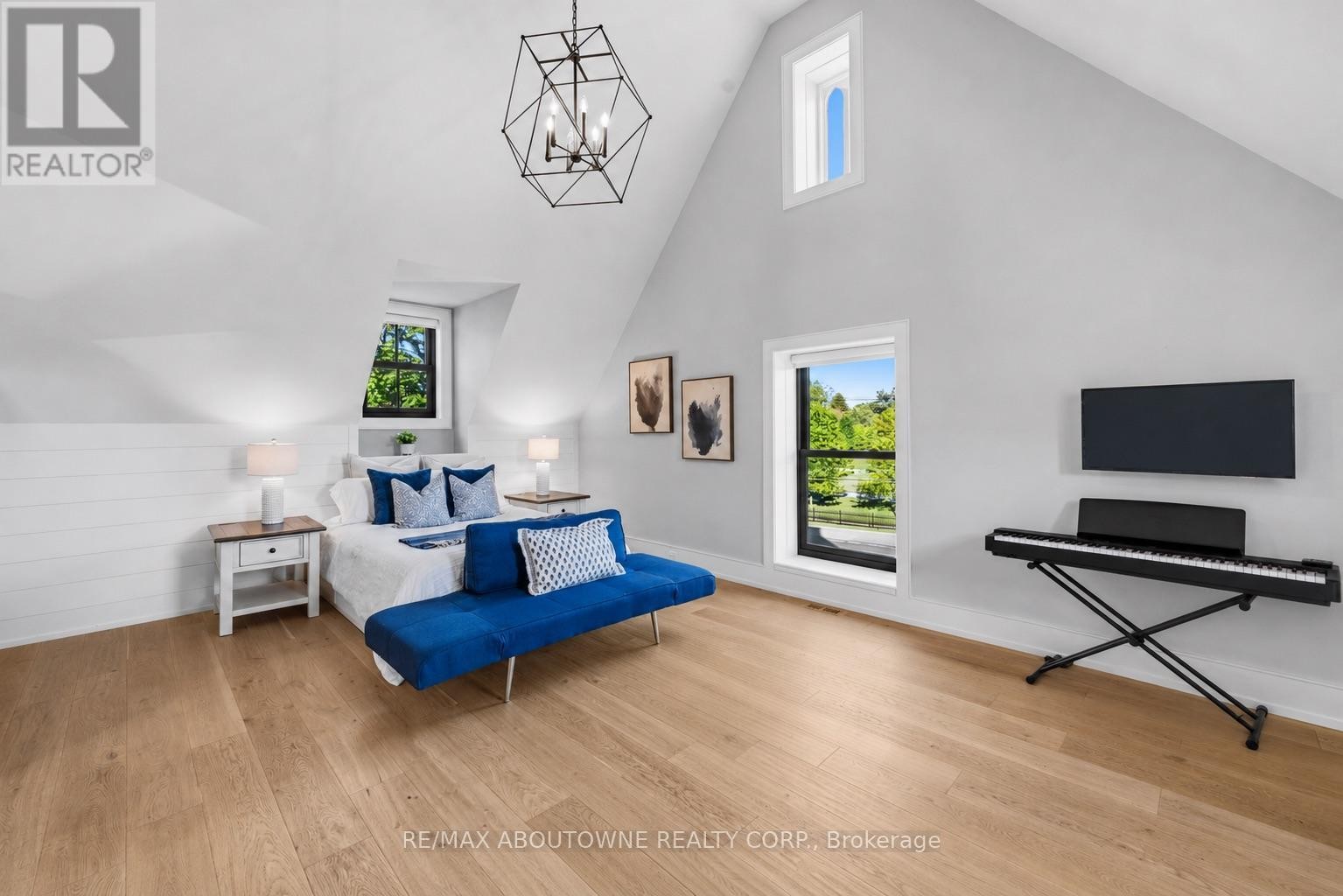 












489 LAKESHORE ROAD W

,
Oakville (SW Southwest),




Ontario
L6K1G4

