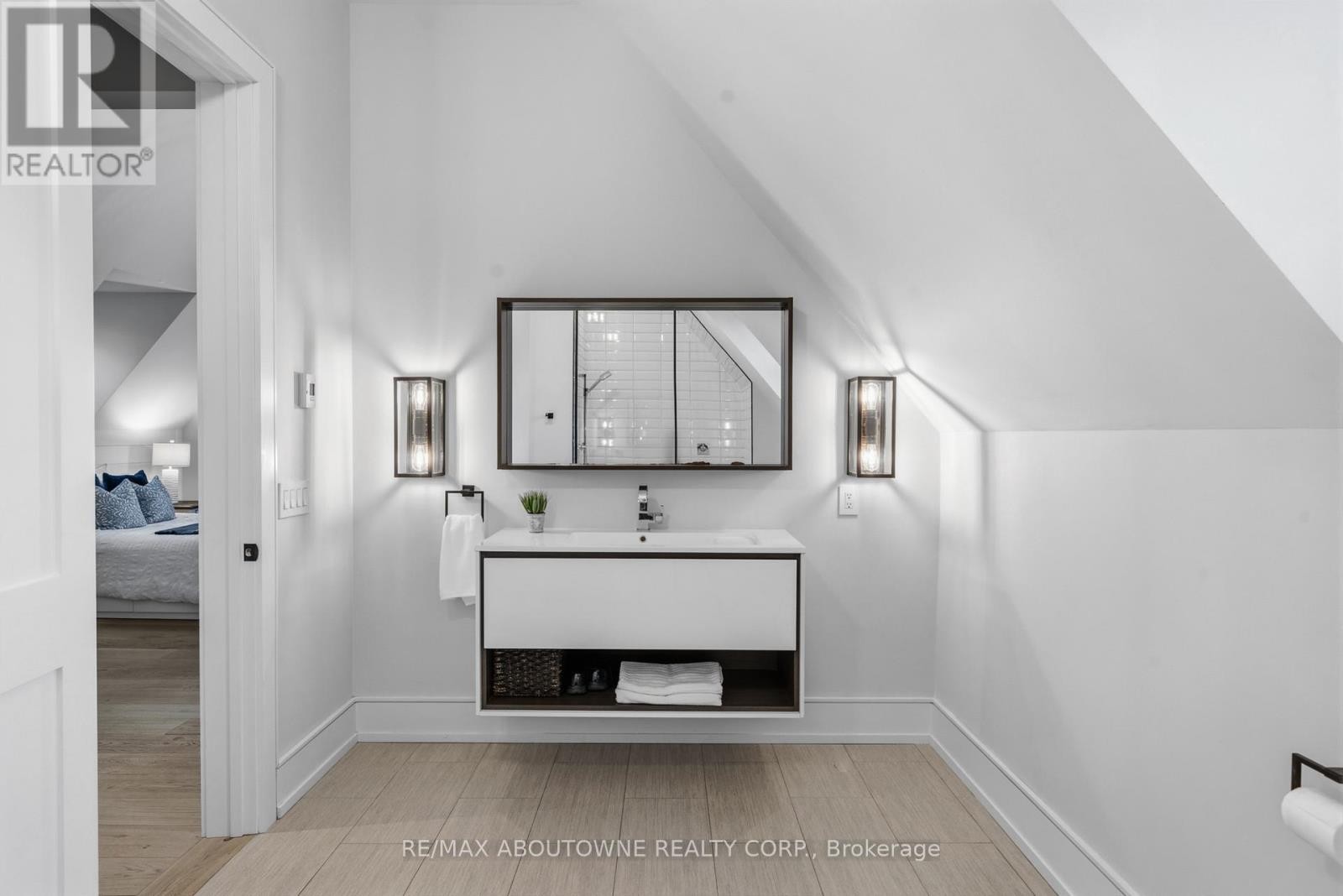 












489 LAKESHORE ROAD W

,
Oakville (SW Southwest),




Ontario
L6K1G4

