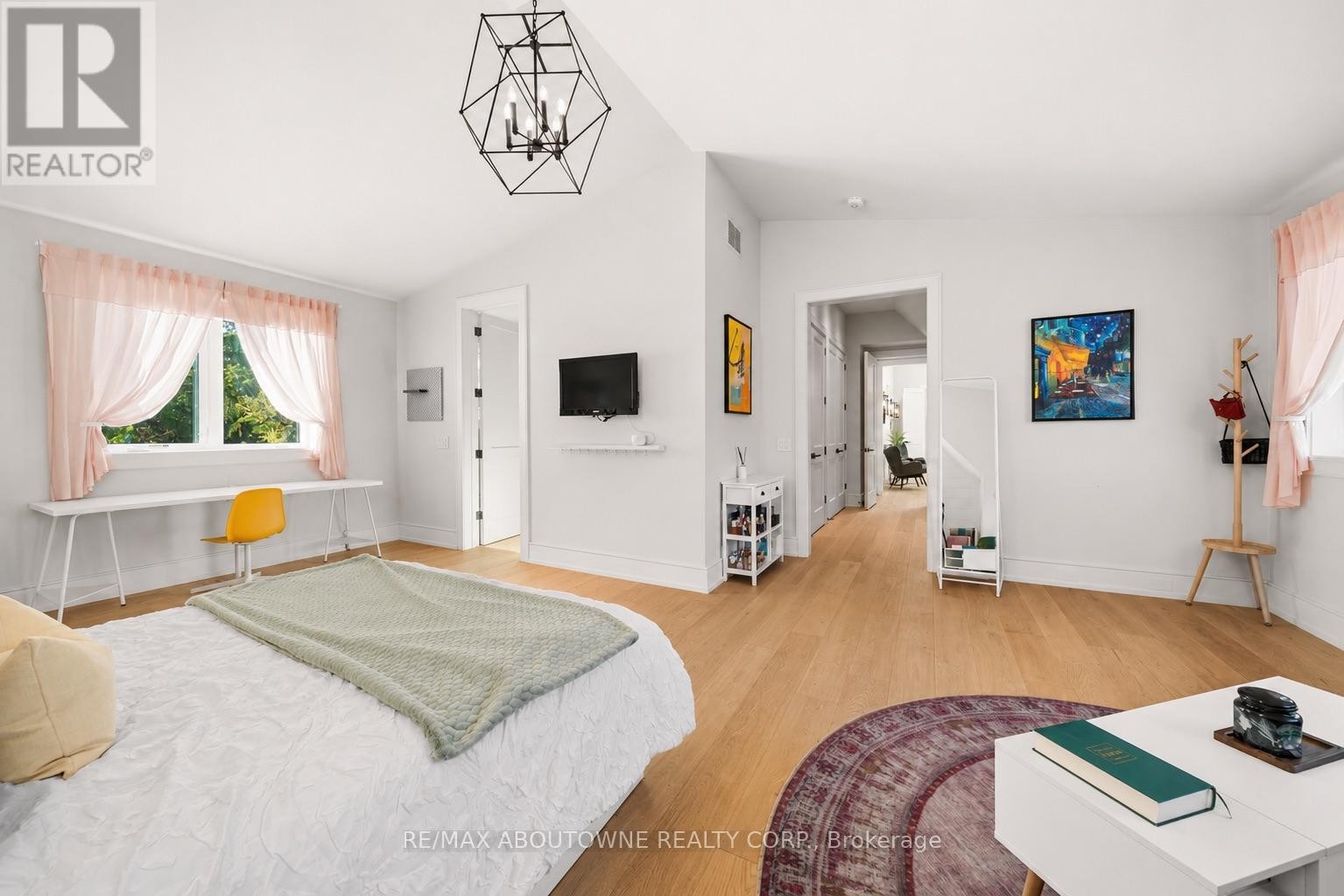 












489 LAKESHORE ROAD W

,
Oakville (SW Southwest),




Ontario
L6K1G4

