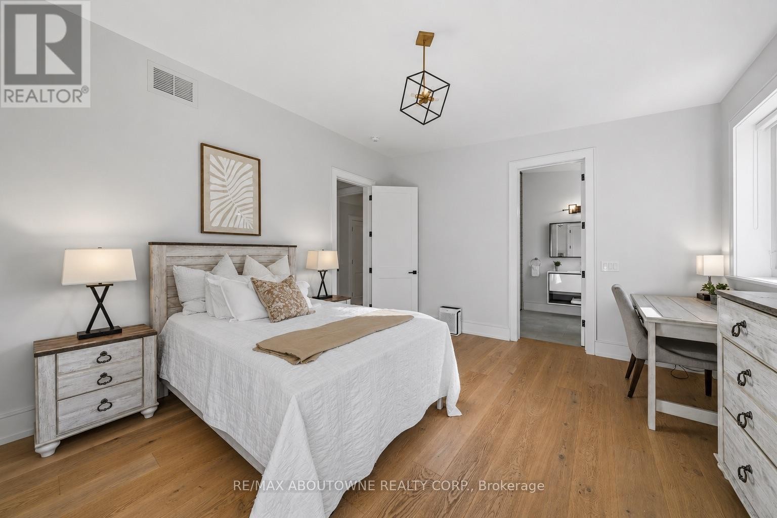 












489 LAKESHORE ROAD W

,
Oakville (SW Southwest),




Ontario
L6K1G4

