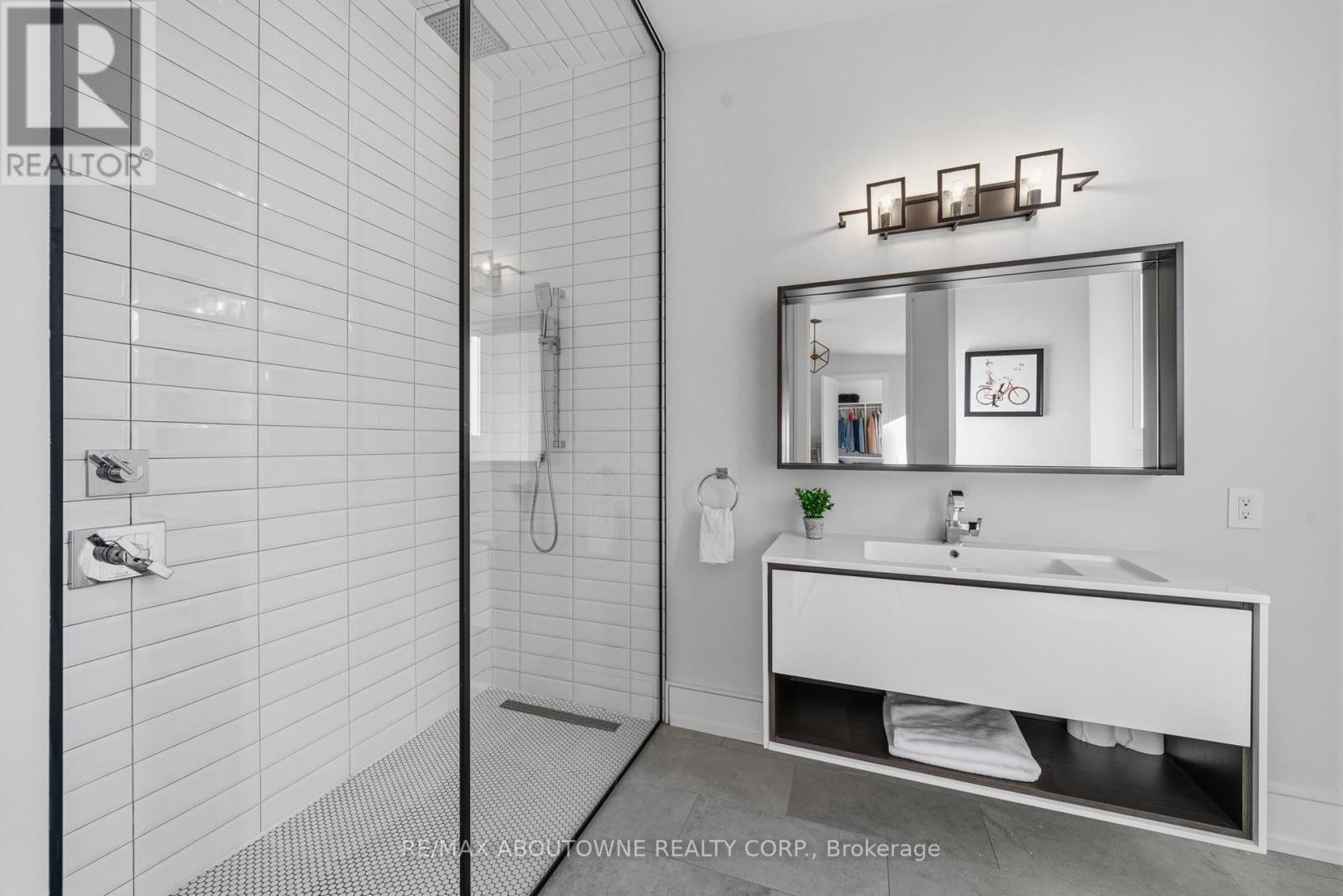 












489 LAKESHORE ROAD W

,
Oakville (SW Southwest),




Ontario
L6K1G4

