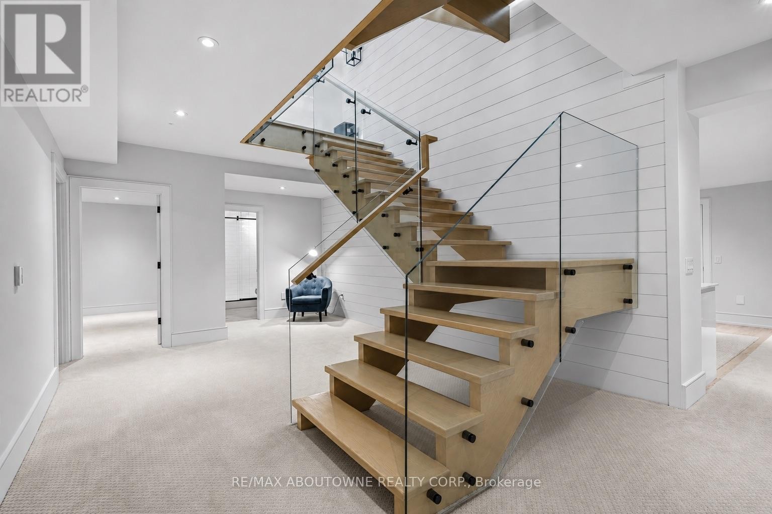 












489 LAKESHORE ROAD W

,
Oakville (SW Southwest),




Ontario
L6K1G4

