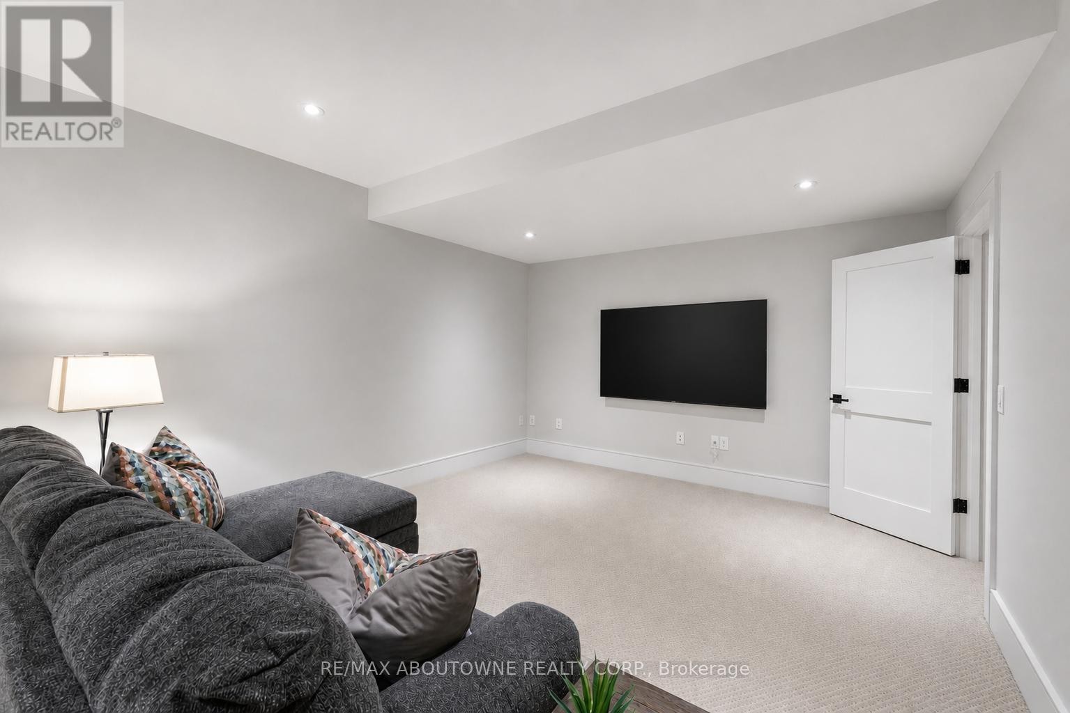 












489 LAKESHORE ROAD W

,
Oakville (SW Southwest),




Ontario
L6K1G4

