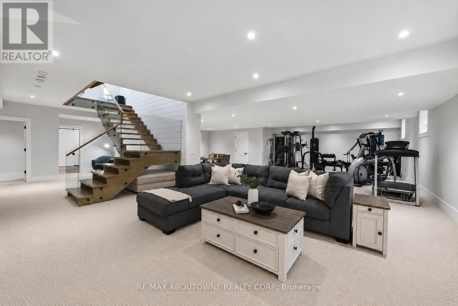 












489 LAKESHORE ROAD W

,
Oakville (SW Southwest),




Ontario
L6K1G4


