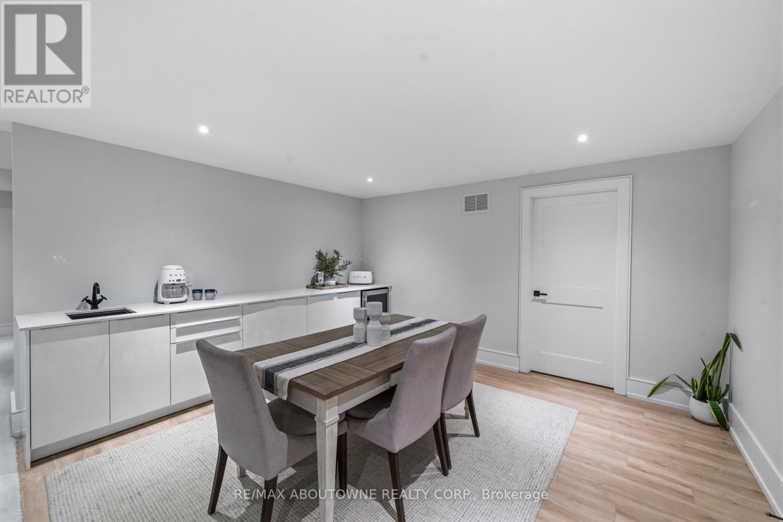 












489 LAKESHORE ROAD W

,
Oakville (SW Southwest),




Ontario
L6K1G4

