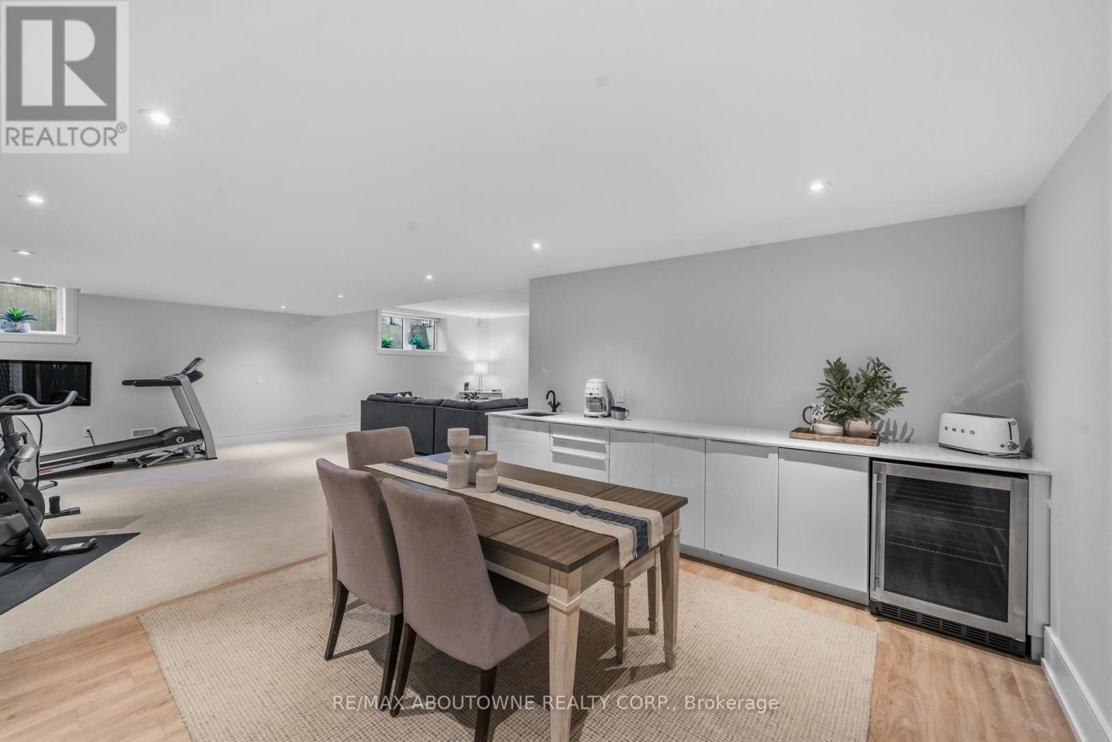 












489 LAKESHORE ROAD W

,
Oakville (SW Southwest),




Ontario
L6K1G4

