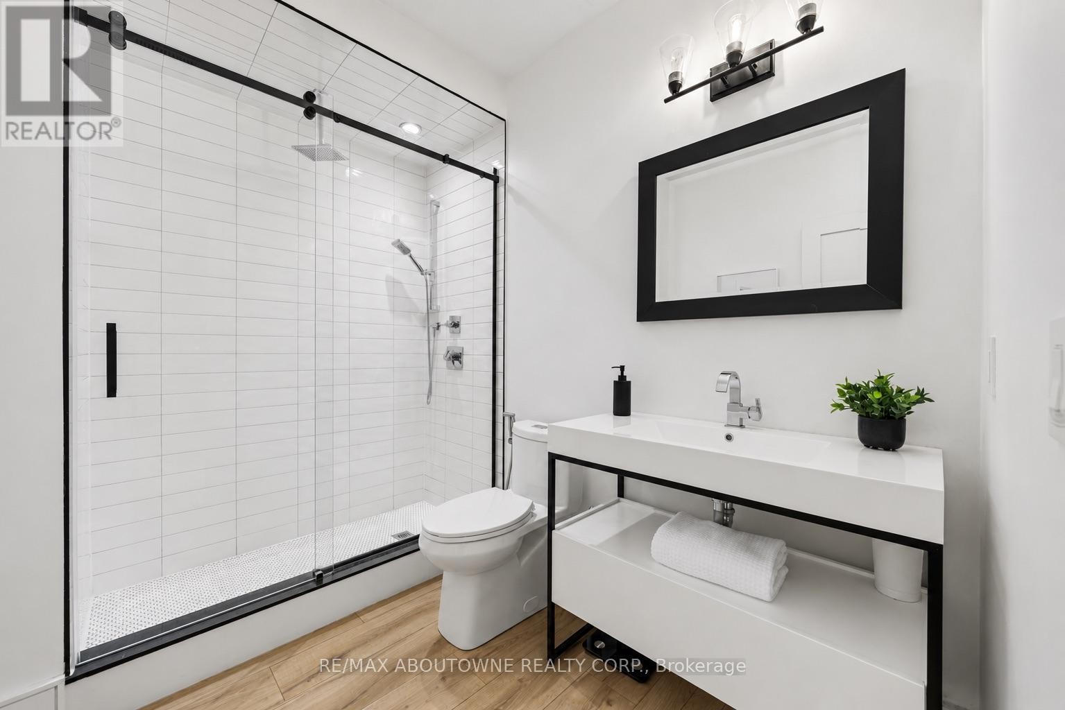












489 LAKESHORE ROAD W

,
Oakville (SW Southwest),




Ontario
L6K1G4

