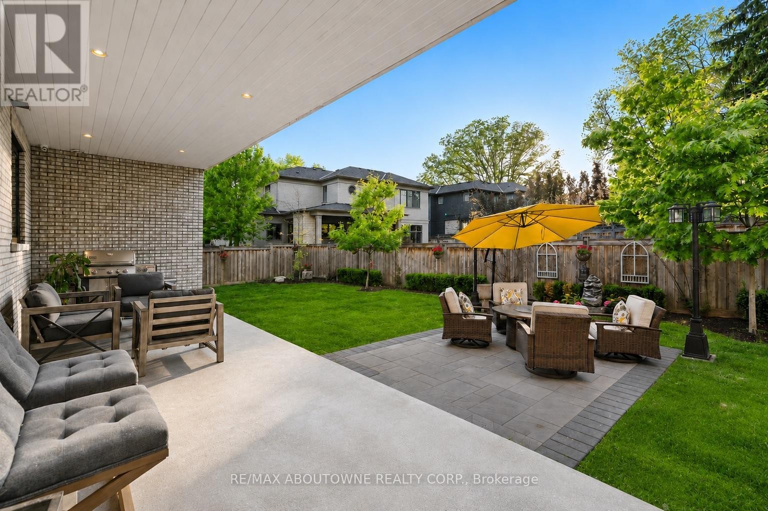 












489 LAKESHORE ROAD W

,
Oakville (SW Southwest),




Ontario
L6K1G4

